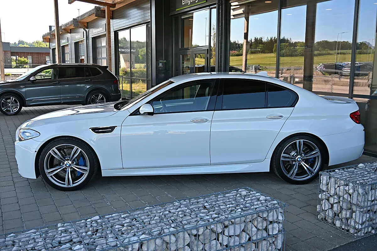 BMW 5 Series 2012 photo 2
