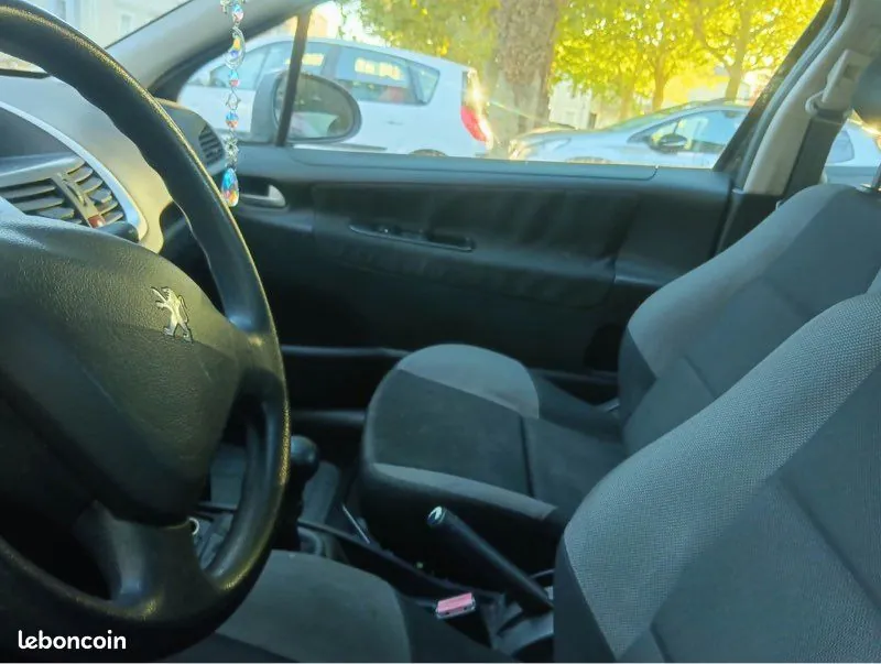 Peugeot 207 2008 photo 3