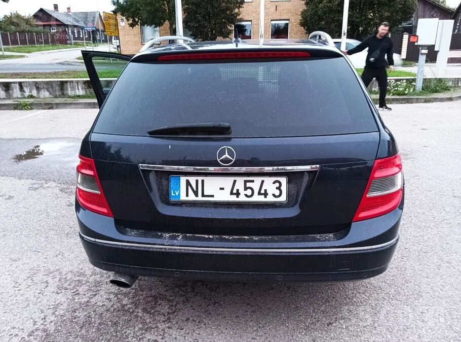Mercedes-Benz C250 2010 photo 2