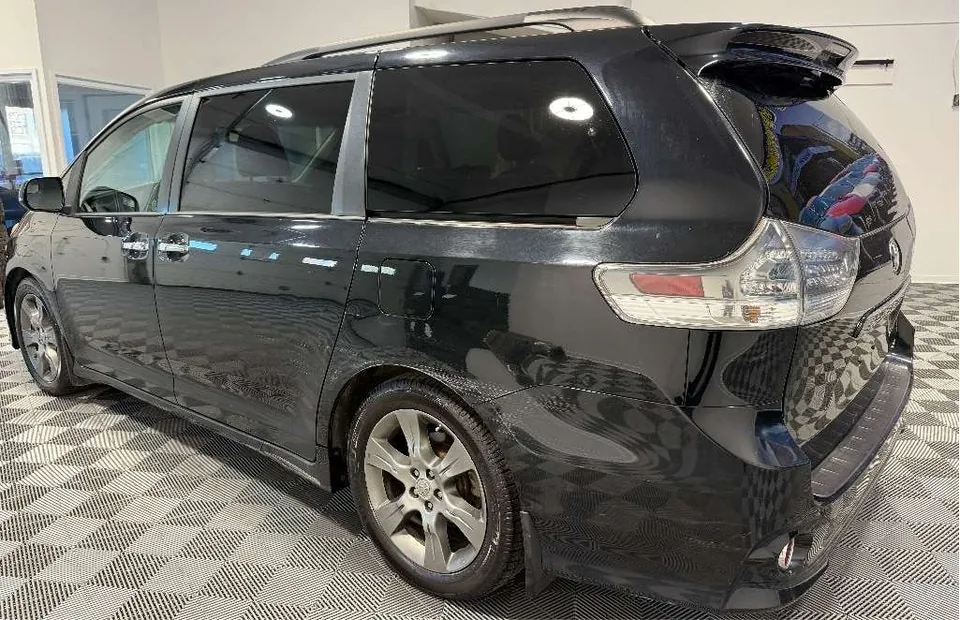 Toyota Sienna 2015 photo 3