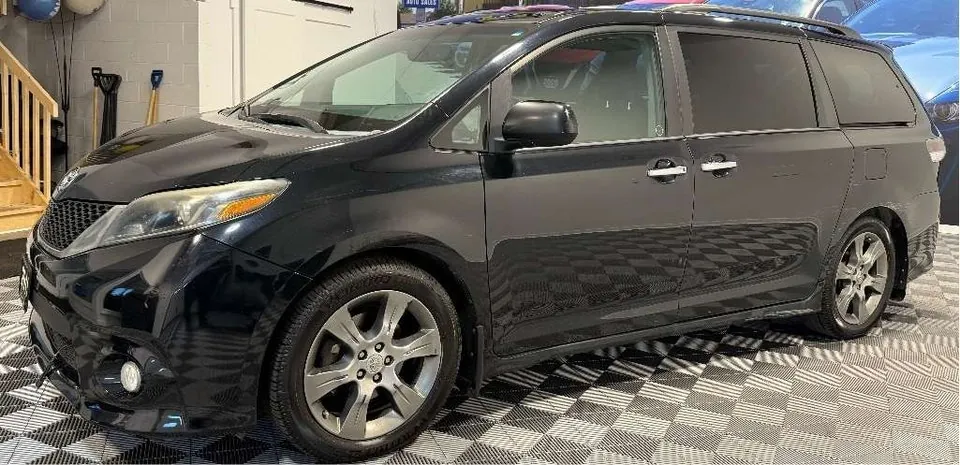 Toyota Sienna 2015 photo 2