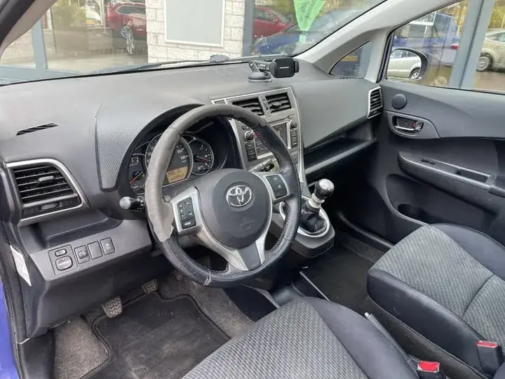 Toyota Verso-S 2011 photo 3