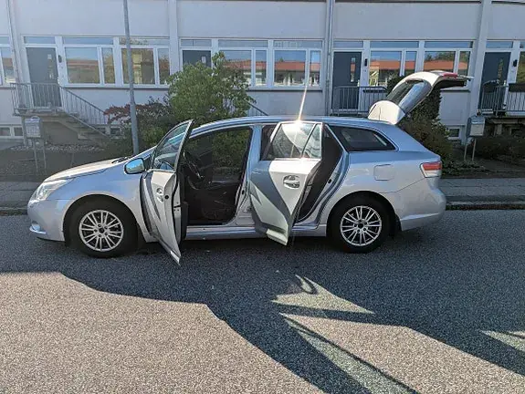 Toyota Avensis 2009 photo 2
