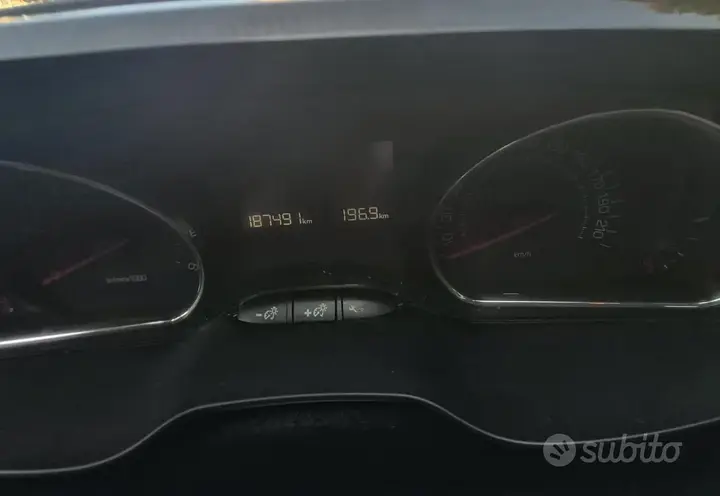 Peugeot 208 2013 photo 2