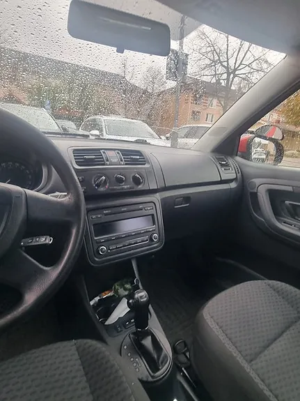 Skoda Fabia 2011 photo 3