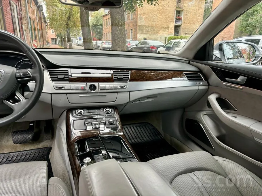 Audi A8 2011 photo 2
