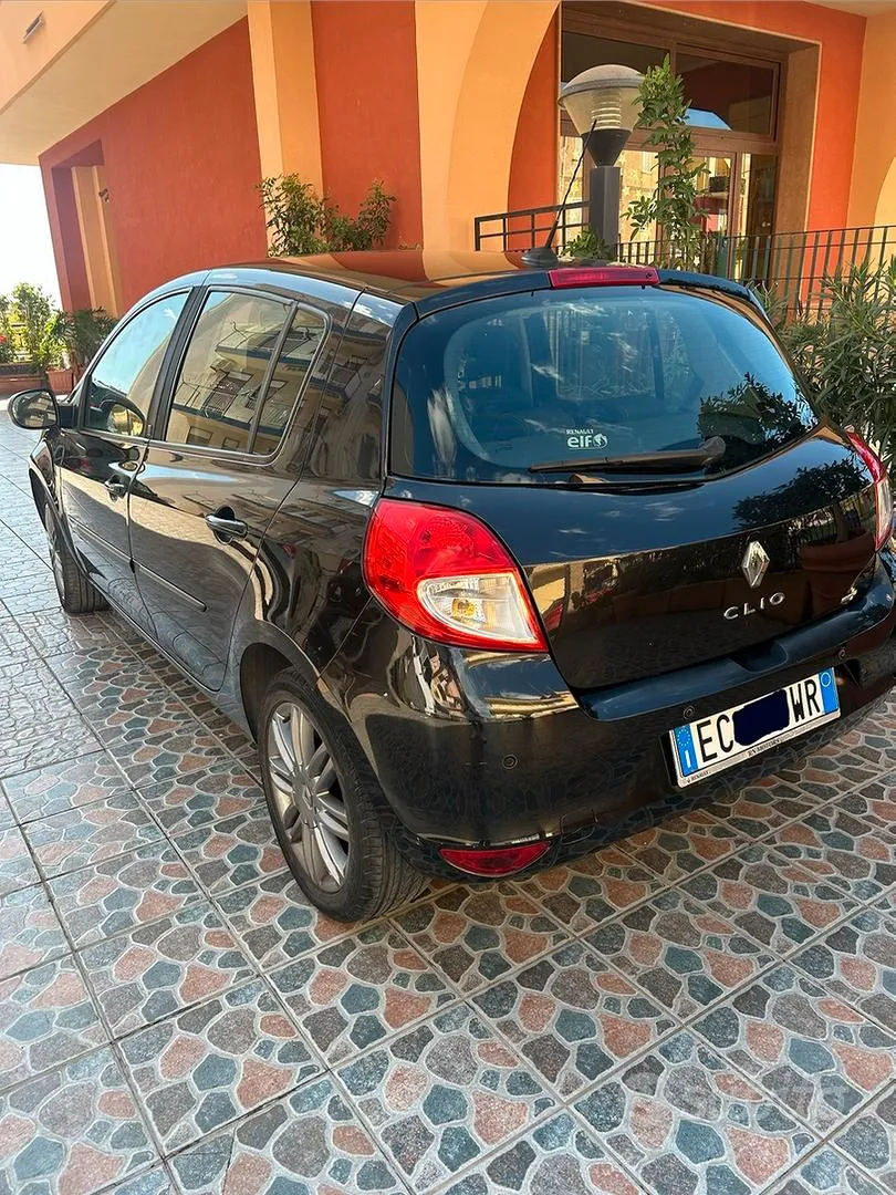 Renault Clio 2010 photo 2