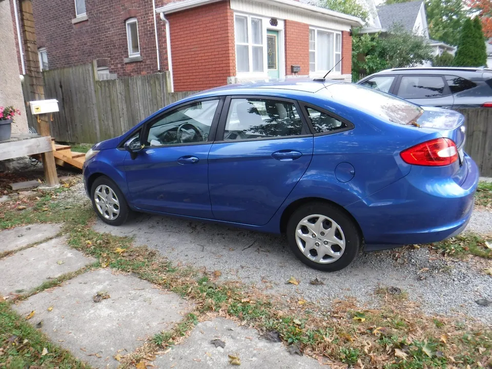 Ford Fiesta 2011 photo 2