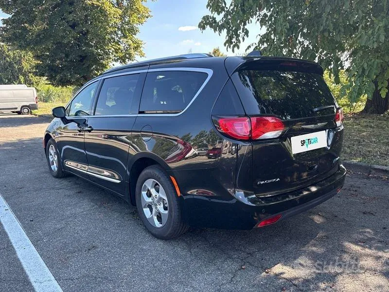 Chrysler Pacifica 2018 photo 3