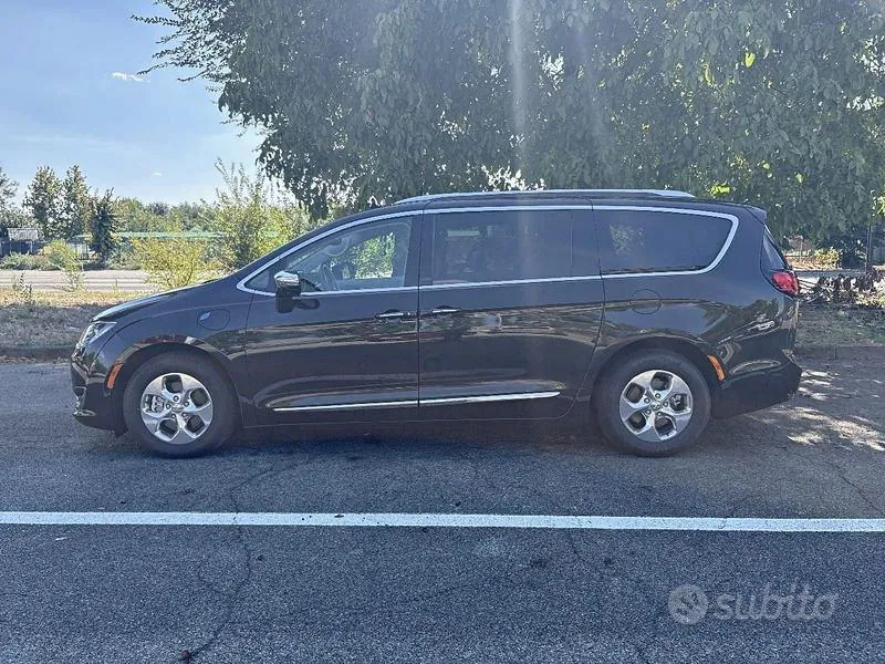 Chrysler Pacifica 2018 photo 2