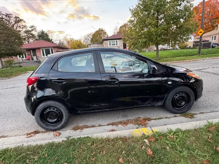 Mazda 2 2011 photo 4