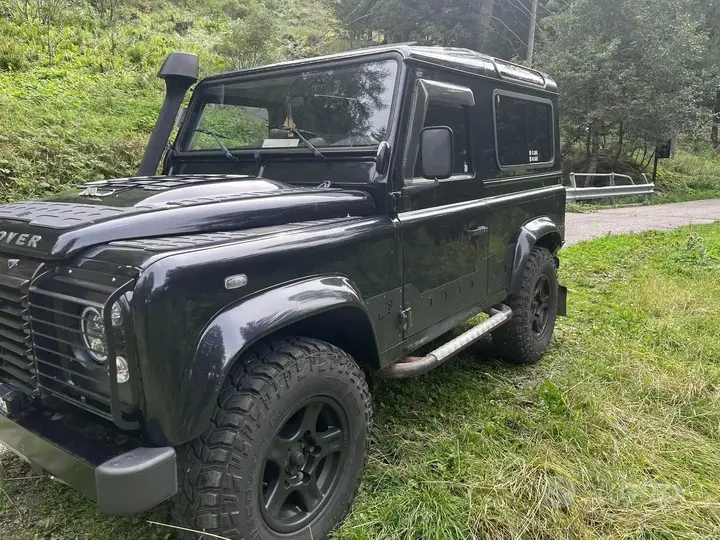 Land Rover Defender 2011 photo 4