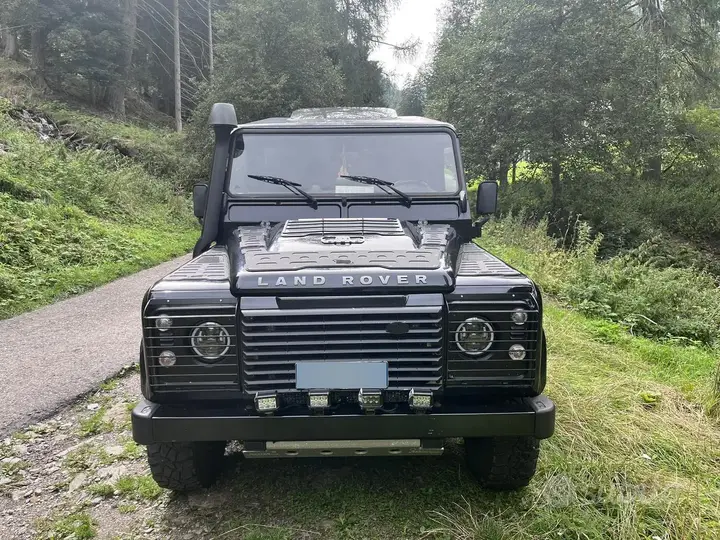Land Rover Defender 2011 photo 2