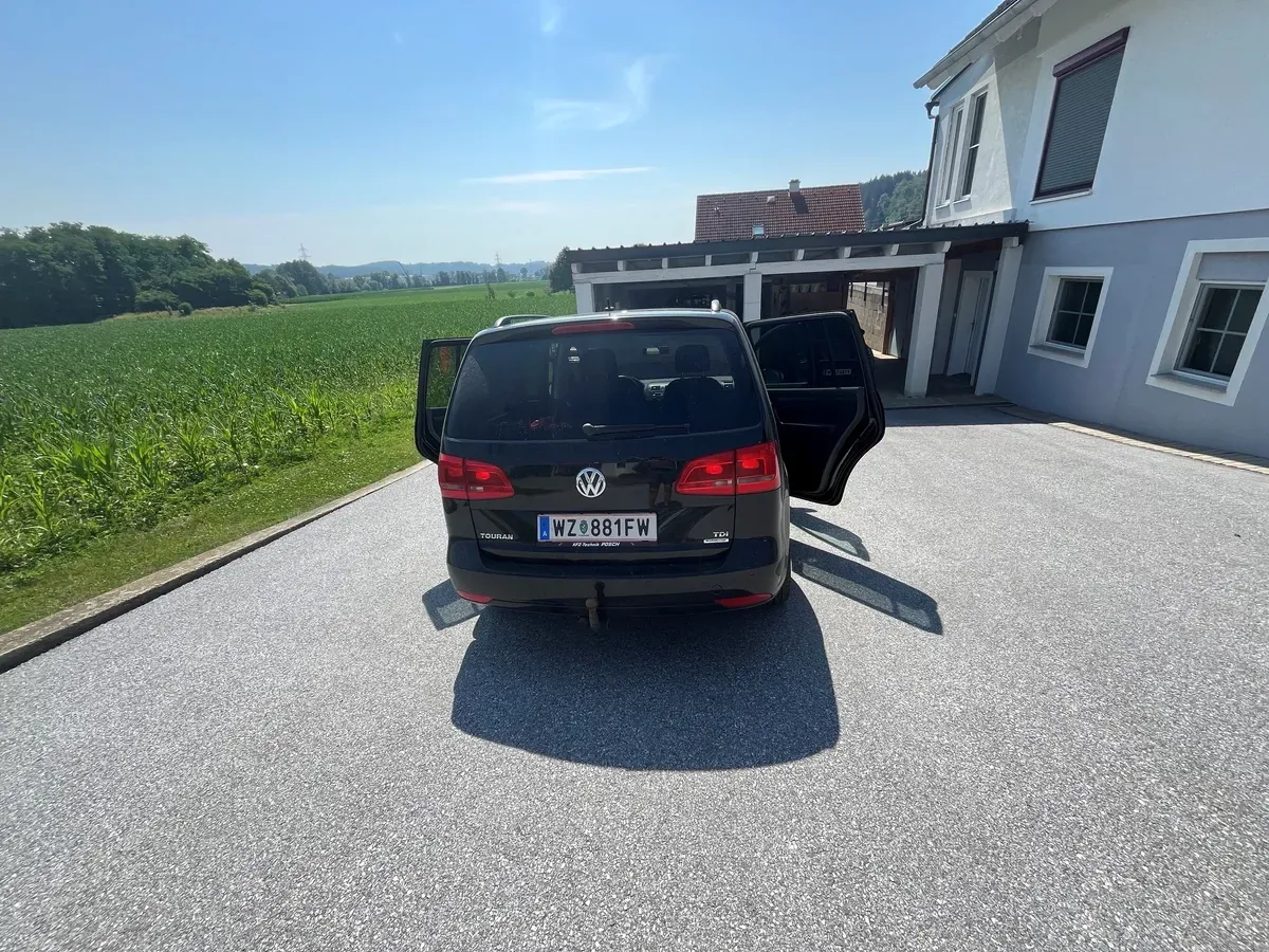 Volkswagen Touran 2012 photo 2