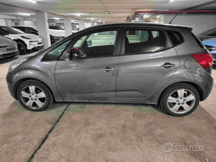 Kia Venga 2010 photo 2