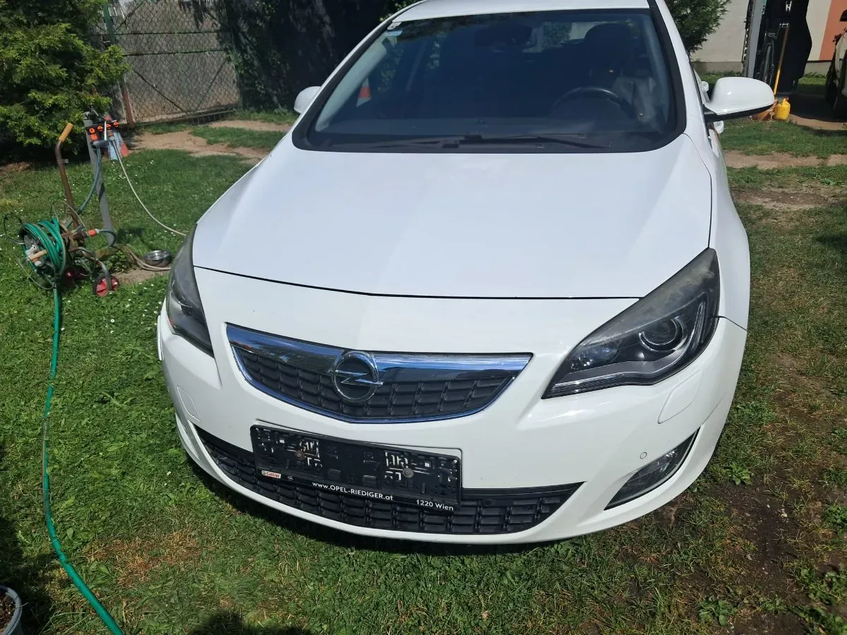 Opel Astra 2010 photo 2