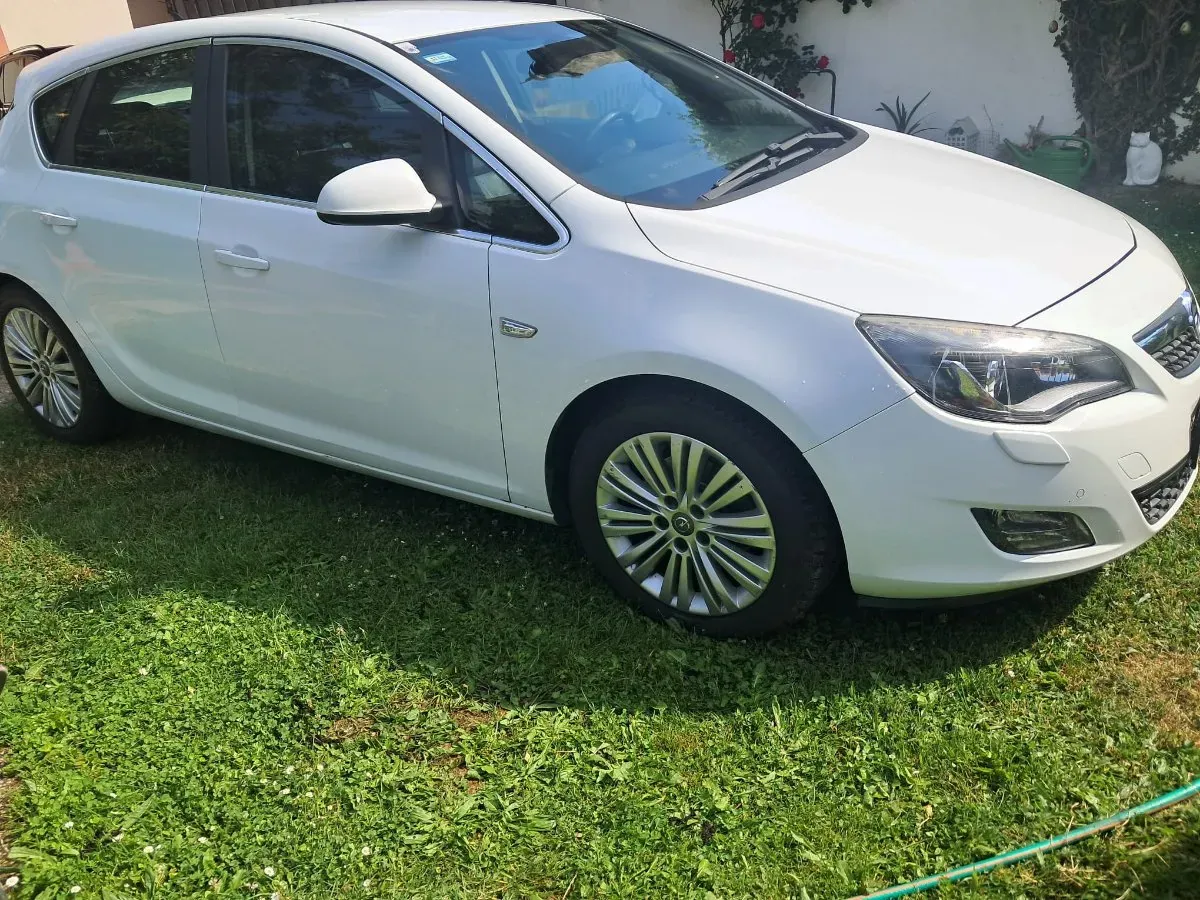 Opel Astra 2010 photo 3