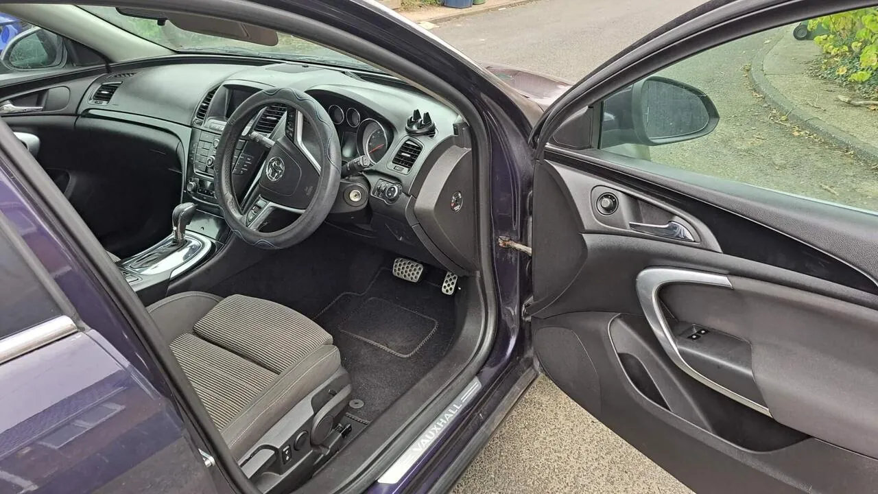 Vauxhall Insignia 2012 photo 2