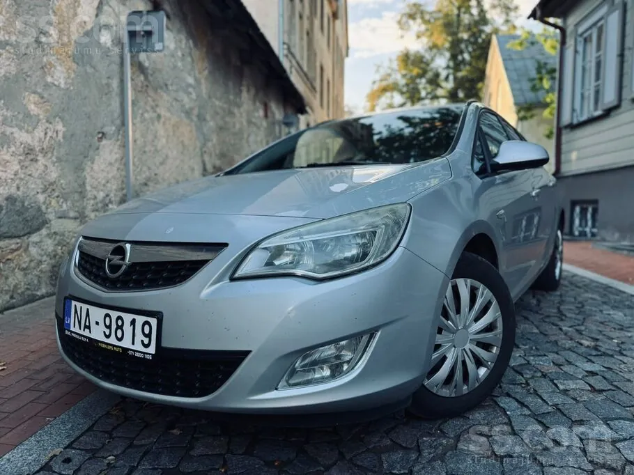 Opel Astra 2011 photo 3