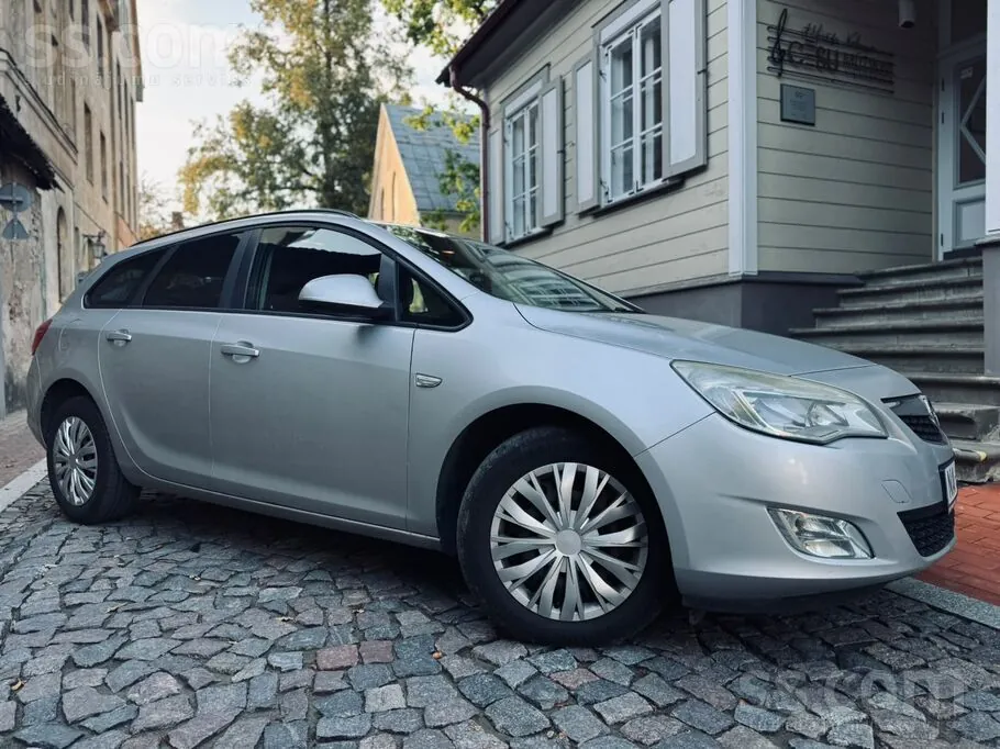 Opel Astra 2011 photo 2