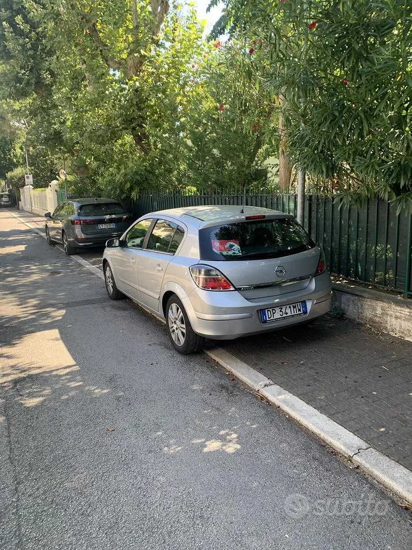 Opel Astra H 2008 photo 2