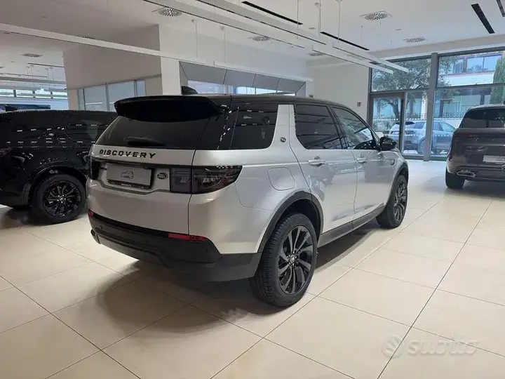 Land Rover Discovery Sport 2024 photo 2