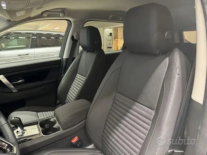 Land Rover Discovery Sport 2024 photo 3