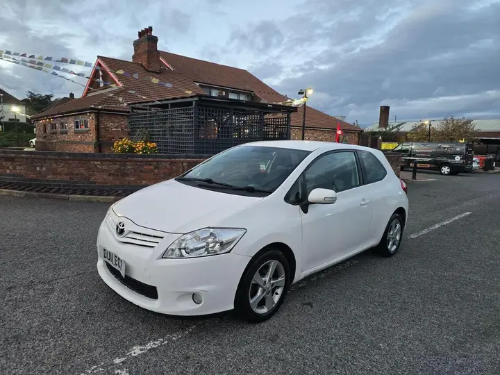 Toyota Auris 2011 photo 2