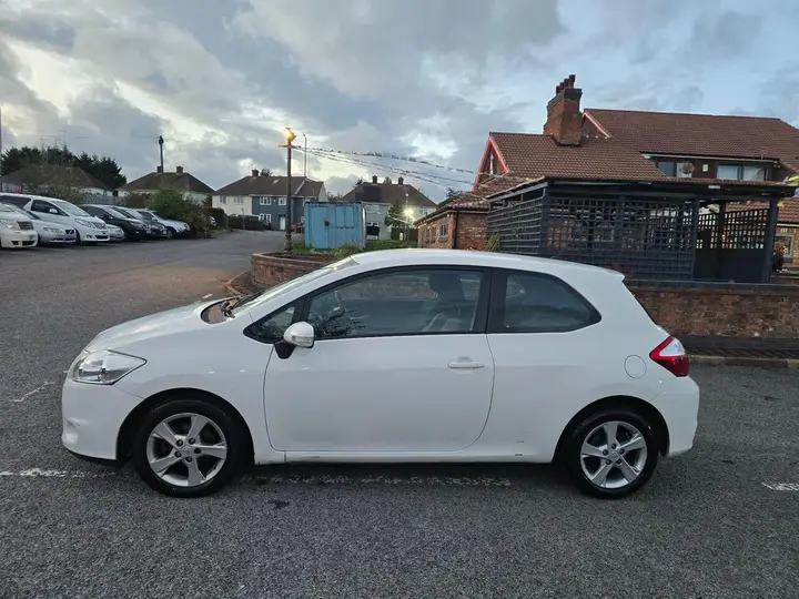 Toyota Auris 2011 photo 3