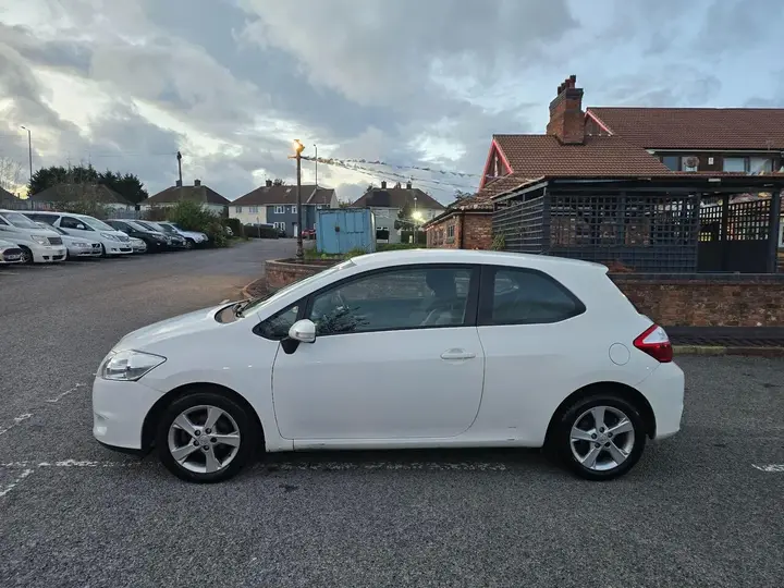 Toyota Auris 2011 photo 5