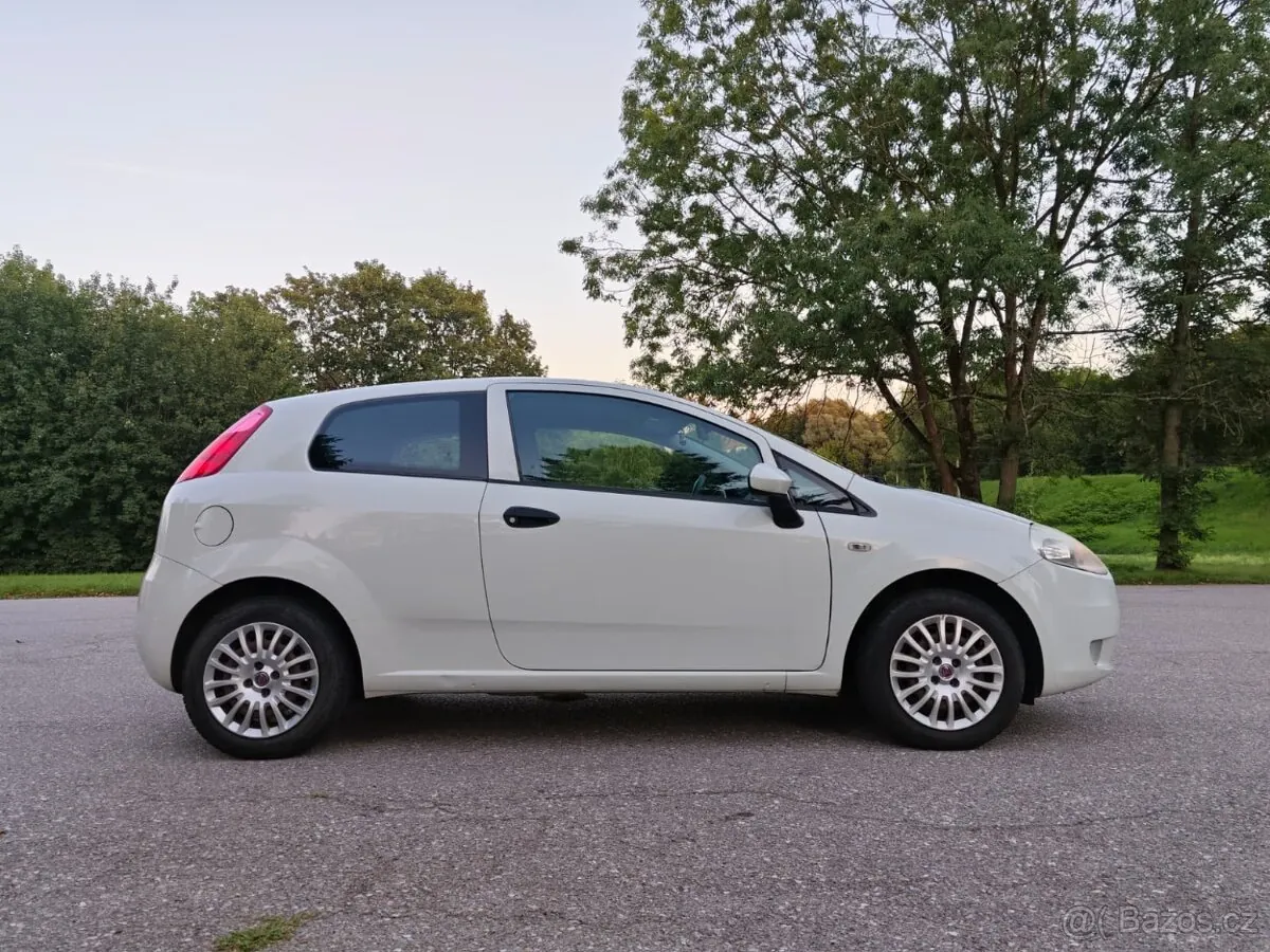 Fiat Grande Punto 2010 photo 2