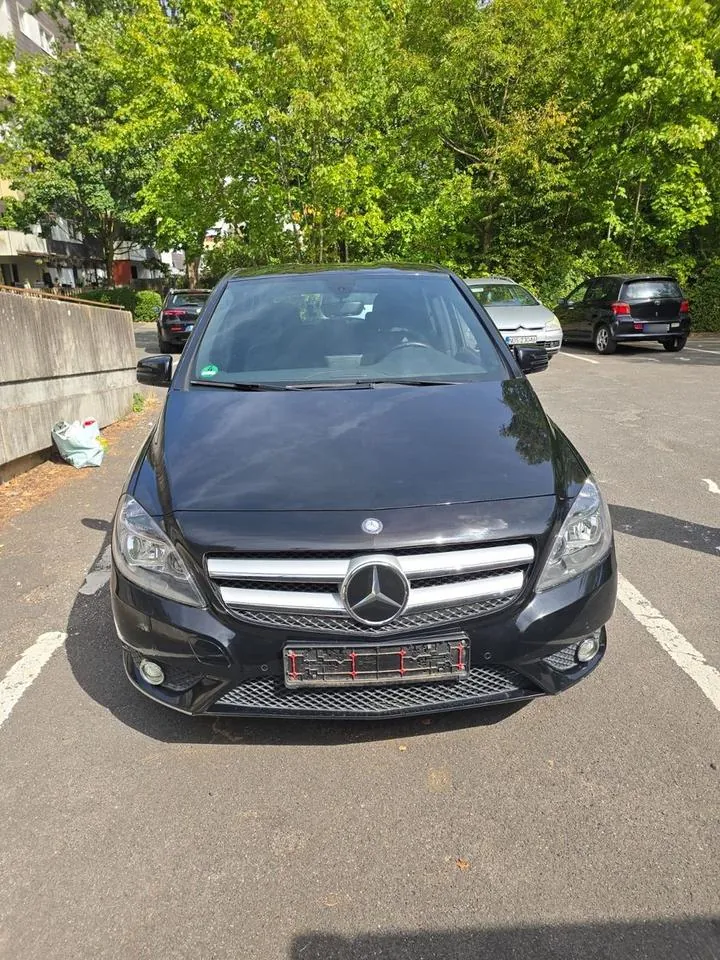 Mercedes-Benz B 180