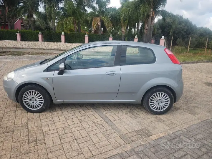 Fiat Grande Punto 2009 photo 2