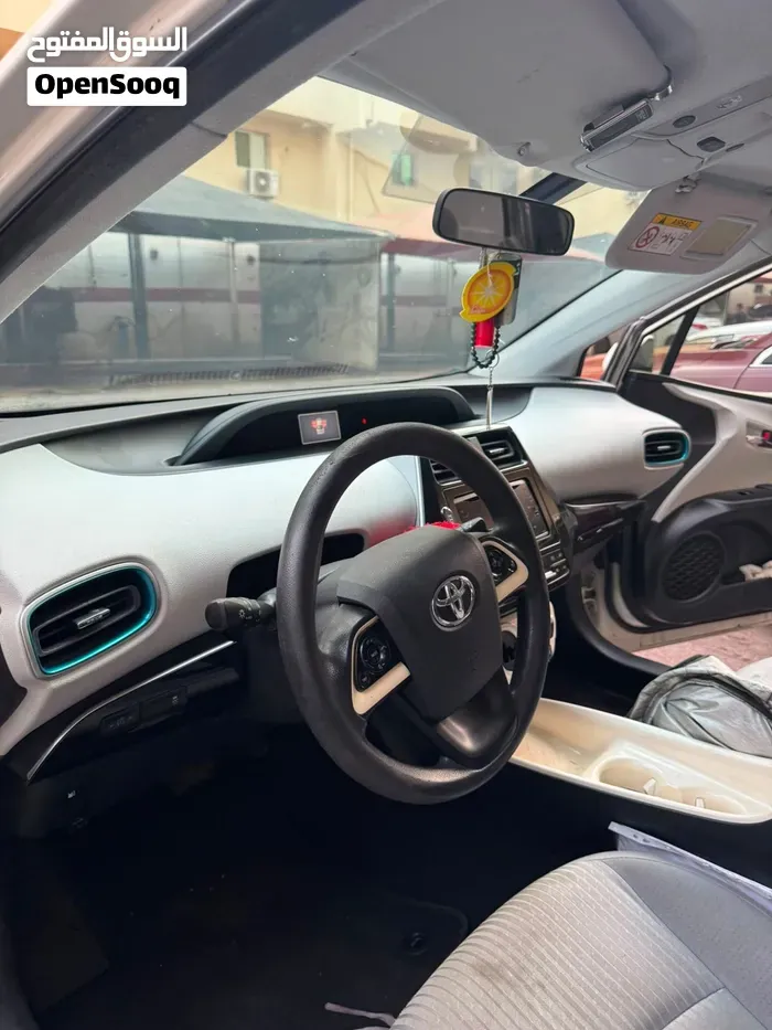 Toyota Prius 2017 photo 2