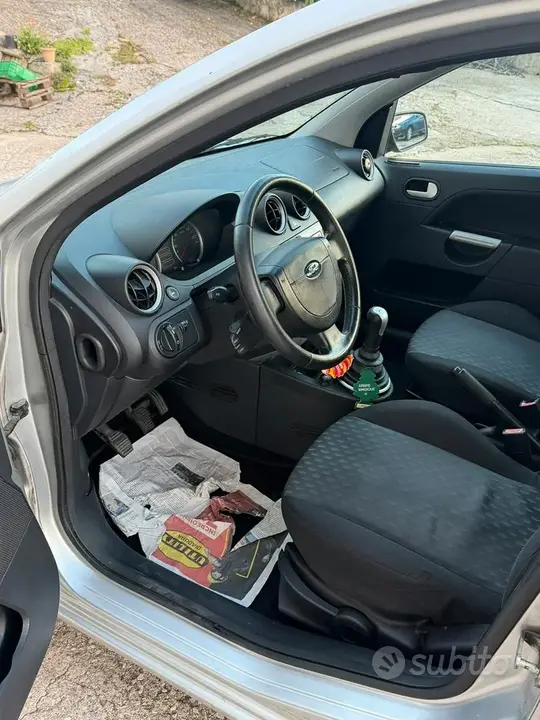 Ford Fiesta 2005 photo 3