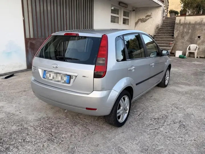 Ford Fiesta 2005 photo 2
