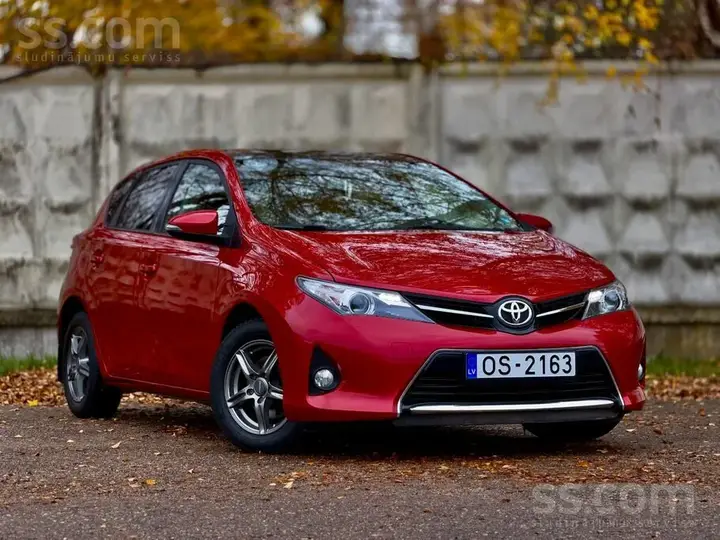 Toyota Auris 2013 photo 2
