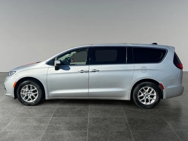 Chrysler Pacifica 2023 photo 2