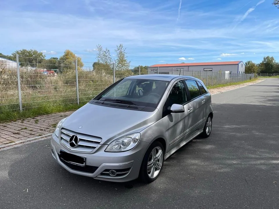 Mercedes-Benz B 180