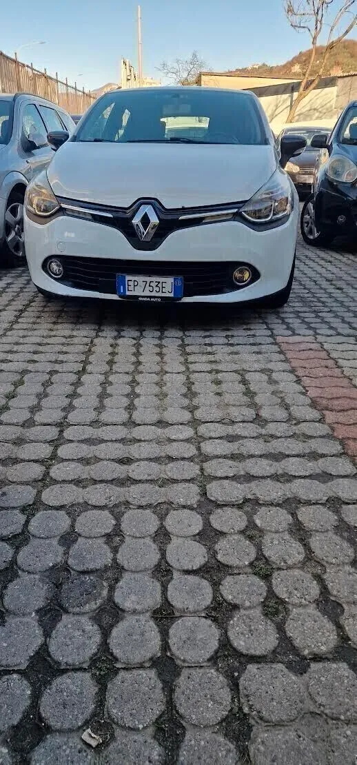 Renault Clio 2012 photo 2