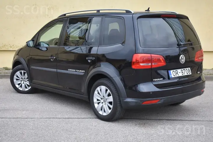 Volkswagen Touran Cross 2011 photo 2