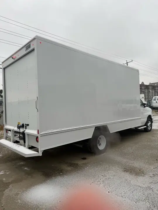 Ford E-450 2026 photo 2