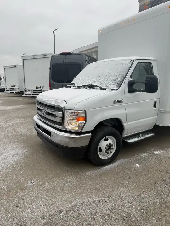 Ford E-450 2026 photo 3