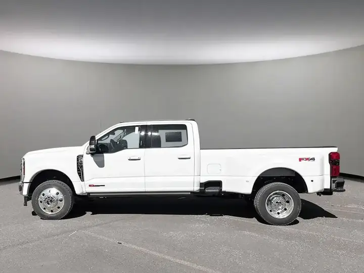 Ford F-450 Super Duty 2026 photo 3