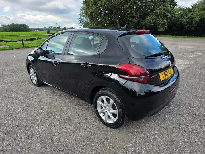 Peugeot 208 2016 photo 3