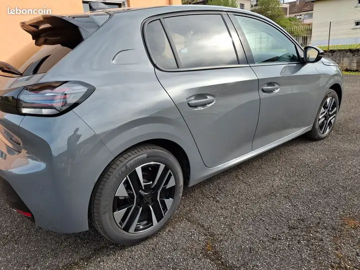 Peugeot 208 2024 photo 2