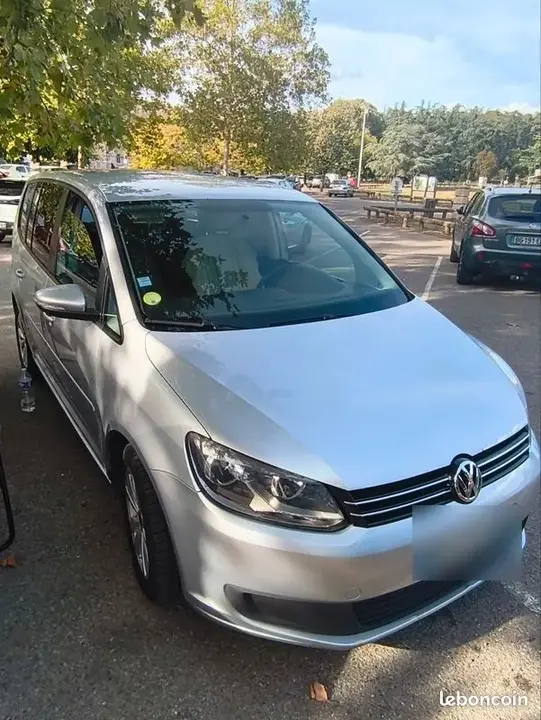 Volkswagen Touran 2011 photo 2