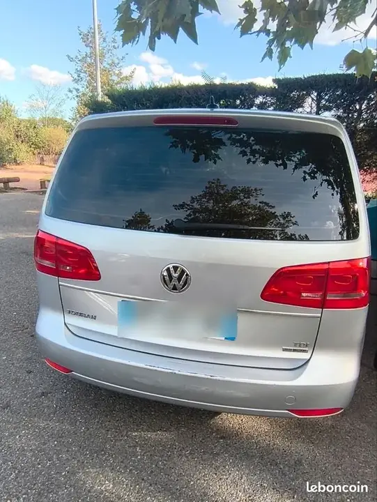 Volkswagen Touran 2011 photo 3
