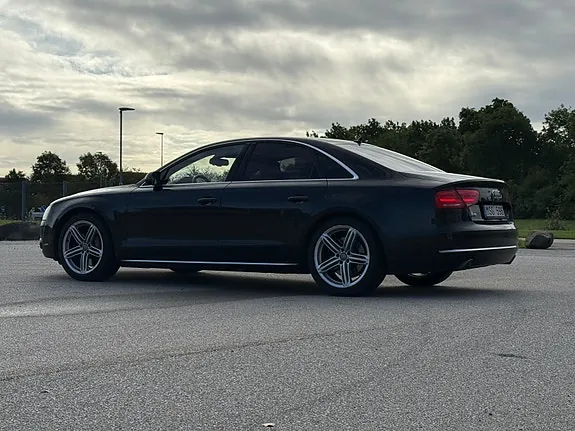 Audi A8 2012 photo 4