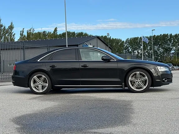 Audi A8 2012 photo 2